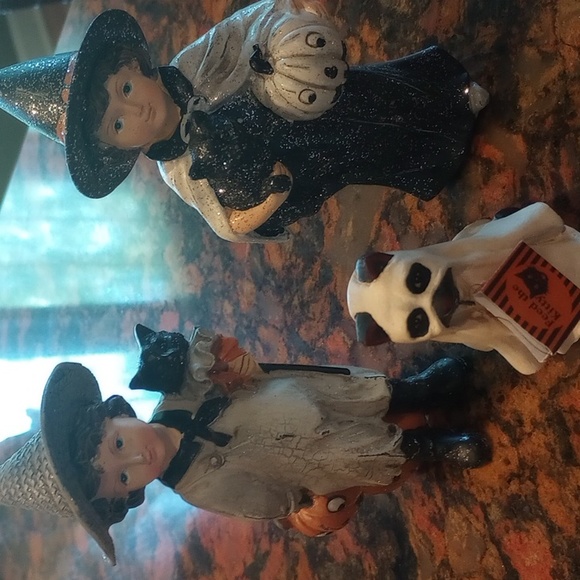 Halloween Trio Trick or Treating - Picture 2 of 7